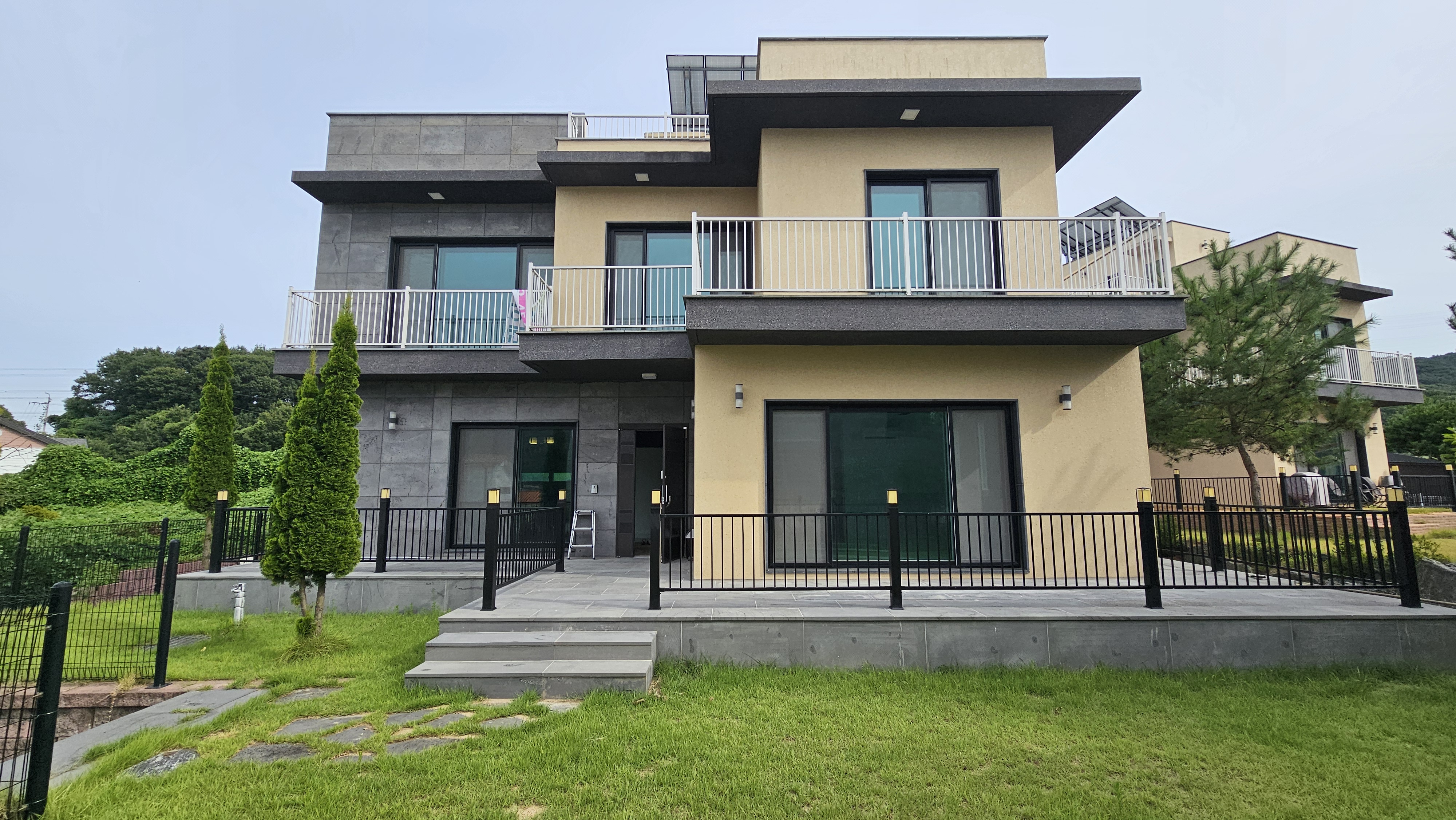 🏡 Lake House – Spacious Single-Family Home with a Large Front Yard